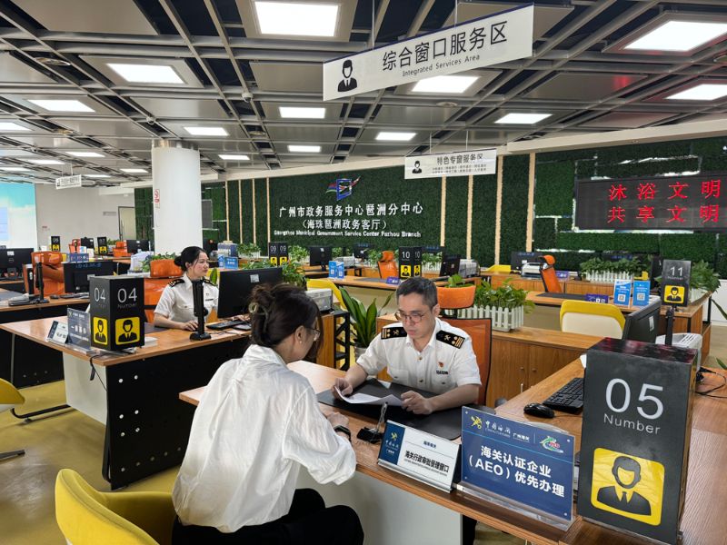 海珠海关关员为企业办理海关业务