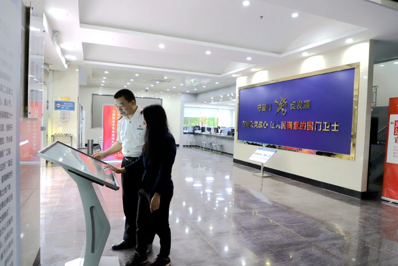 河源海关关员协助办事群众查询业务办理进度