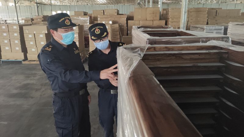 8万人民币的木家具经湛江海关所属廉江海关检验检疫合格后顺利出口